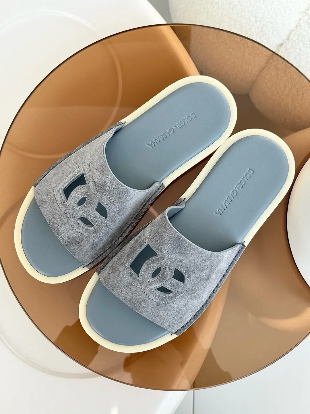 [DG*Dolce & Gabbana] P: 400💰 Size: 38-46 yards D&G/Dolce & Gabbana men’s DG hollow suede slippers FARFETCH original craftsmanship high-end quality